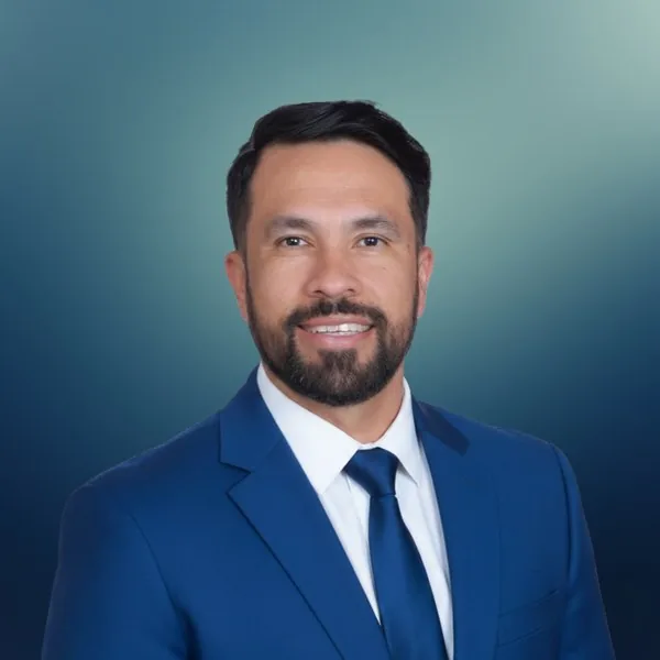 Retrato de Omar Mendoza, agente de seguros de salud licenciado